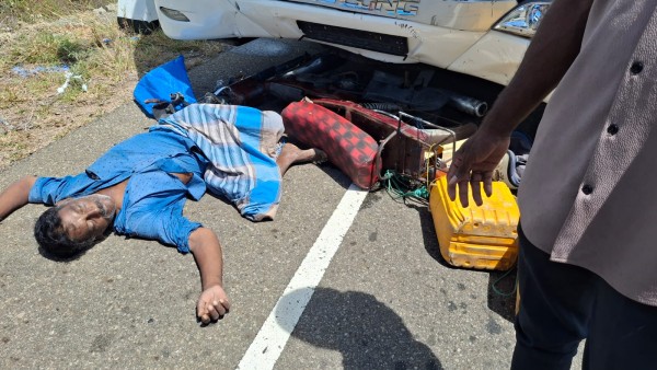 யாழில் மோட்டார் சைக்கிளை மோதித் தள்ளிய சொகுசு பேருந்து; மீன் வியாபாரி பலி 